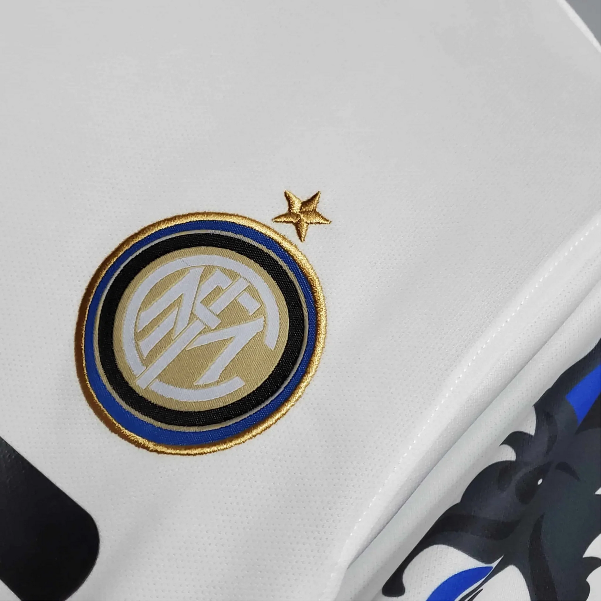 https://cdn.shopify.com/s/files/1/0826/7228/8075/files/20102011-inter-milan-pirelli-away-retro-kit-603650.webp?v=1741197555