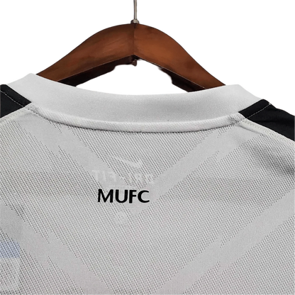 https://cdn.shopify.com/s/files/1/0826/7228/8075/files/20102011-manchester-united-aon-away-retro-kit-classickits433-374114.webp?v=1741197673