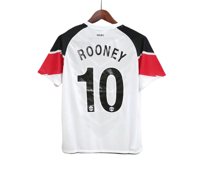https://cdn.shopify.com/s/files/1/0826/7228/8075/files/20102011-manchester-united-aon-away-retro-kit-classickits433-602210.webp?v=1741197671