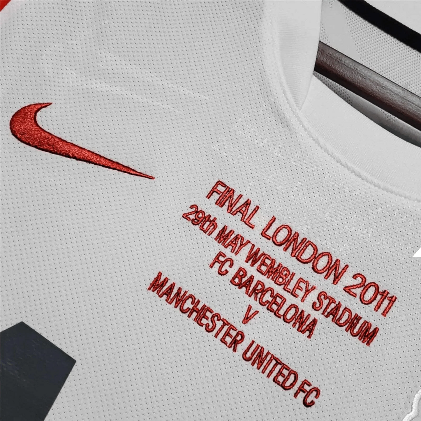 https://cdn.shopify.com/s/files/1/0826/7228/8075/files/20102011-manchester-united-aon-away-retro-kit-classickits433-701269.webp?v=1741197672