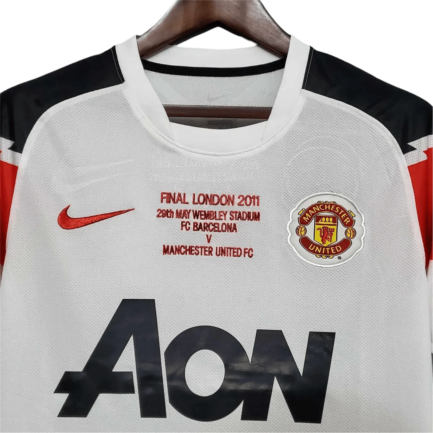 https://cdn.shopify.com/s/files/1/0826/7228/8075/files/20102011-manchester-united-aon-away-retro-kit-classickits433-910570.webp?v=1741197672