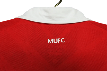 https://cdn.shopify.com/s/files/1/0826/7228/8075/files/20102011-manchester-united-aon-home-retro-kit-classickits433-112020.webp?v=1741197615