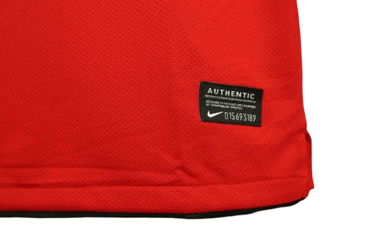 https://cdn.shopify.com/s/files/1/0826/7228/8075/files/20102011-manchester-united-aon-home-retro-kit-classickits433-117650.webp?v=1741197613