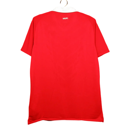 https://cdn.shopify.com/s/files/1/0826/7228/8075/files/20102011-manchester-united-aon-home-retro-kit-classickits433-137028.webp?v=1741197614