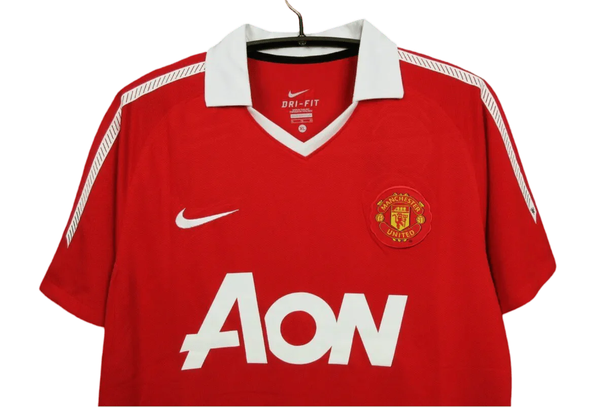 https://cdn.shopify.com/s/files/1/0826/7228/8075/files/20102011-manchester-united-aon-home-retro-kit-classickits433-309771.webp?v=1741197612