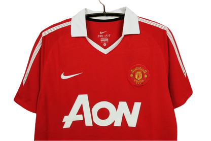 https://cdn.shopify.com/s/files/1/0826/7228/8075/files/20102011-manchester-united-aon-home-retro-kit-classickits433-309771.webp?v=1741197612