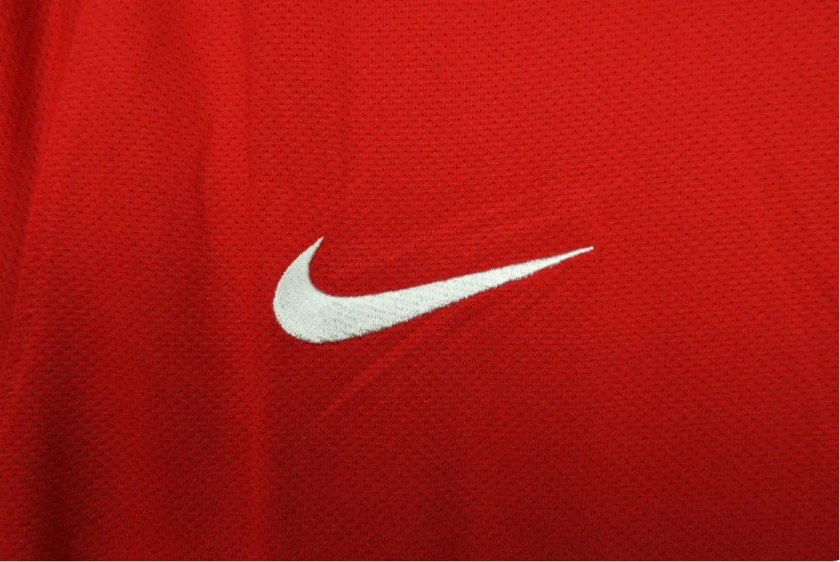 https://cdn.shopify.com/s/files/1/0826/7228/8075/files/20102011-manchester-united-aon-home-retro-kit-classickits433-347272.webp?v=1741197614
