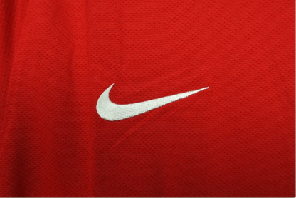 https://cdn.shopify.com/s/files/1/0826/7228/8075/files/20102011-manchester-united-aon-home-retro-kit-classickits433-347272.webp?v=1741197614