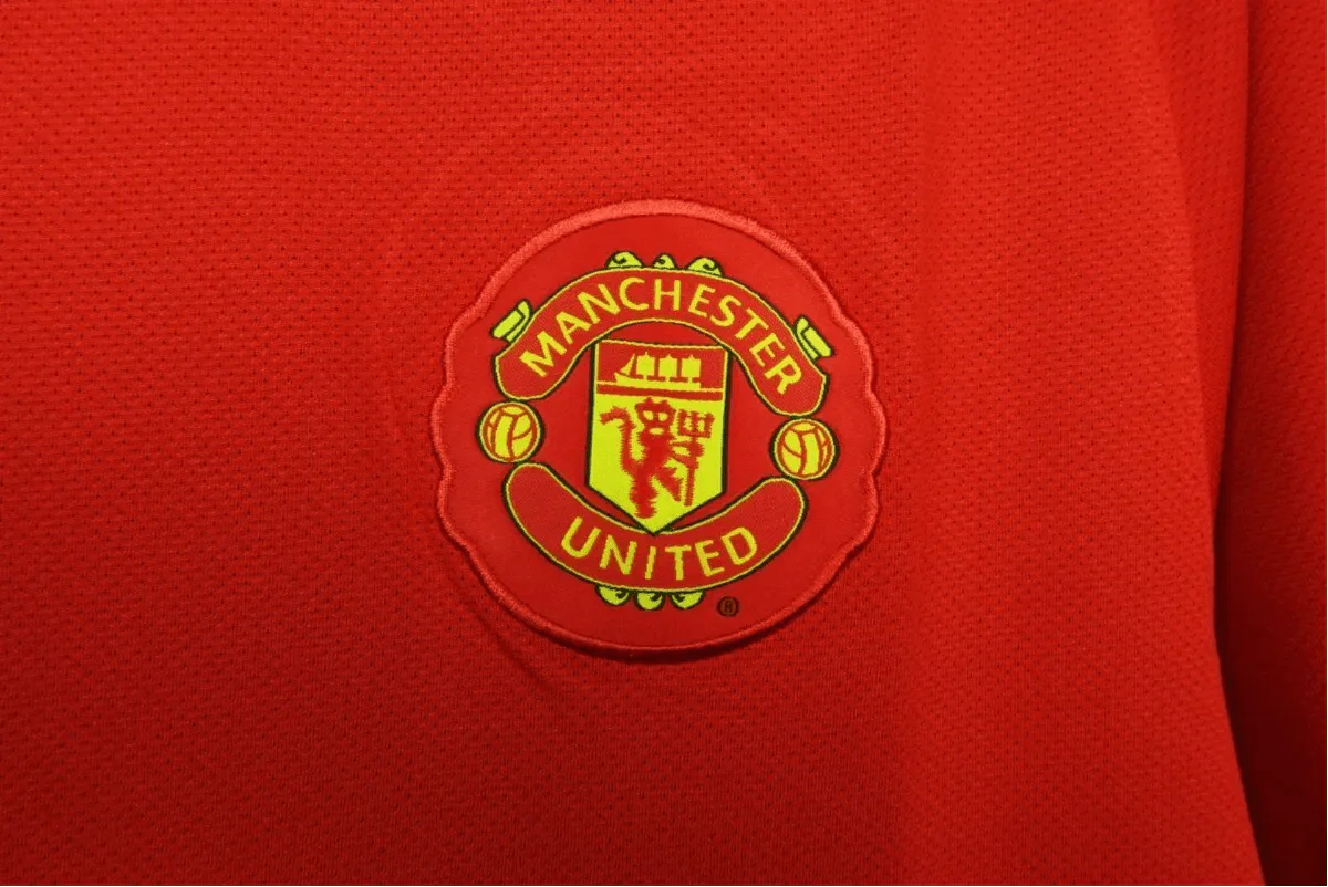 https://cdn.shopify.com/s/files/1/0826/7228/8075/files/20102011-manchester-united-aon-home-retro-kit-classickits433-360984.webp?v=1741197612