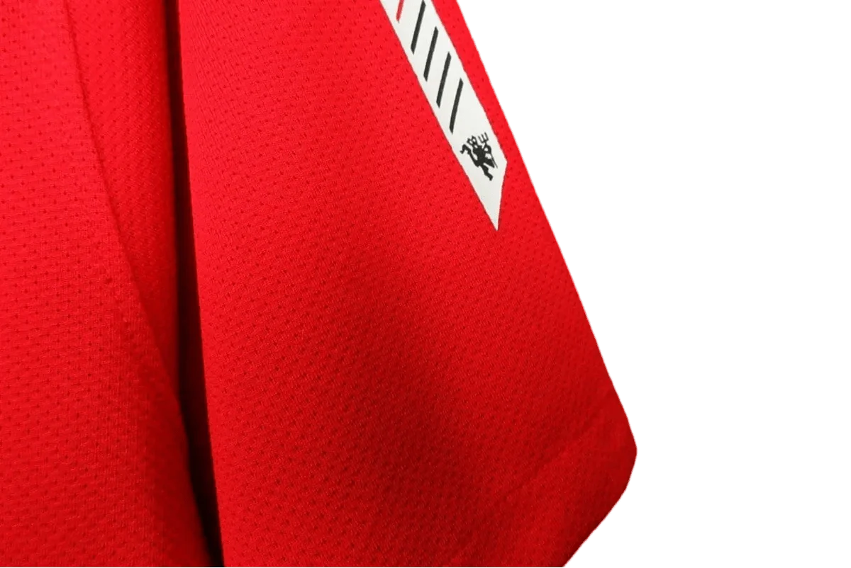 https://cdn.shopify.com/s/files/1/0826/7228/8075/files/20102011-manchester-united-aon-home-retro-kit-classickits433-626140.webp?v=1741197611