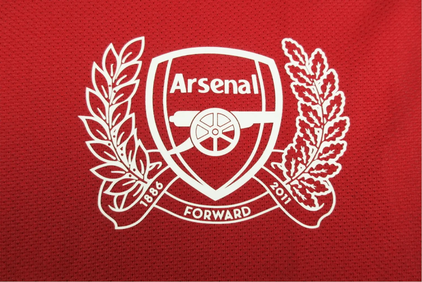 https://cdn.shopify.com/s/files/1/0826/7228/8075/files/20112012-arsenal-fly-emirates-home-retro-kit-classickits433-305681.webp?v=1741198348