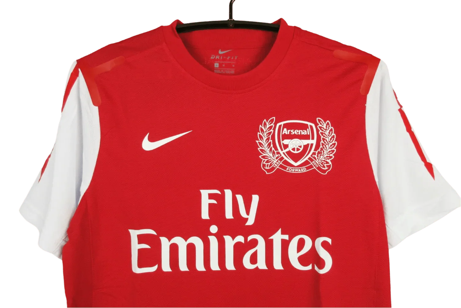 https://cdn.shopify.com/s/files/1/0826/7228/8075/files/20112012-arsenal-fly-emirates-home-retro-kit-classickits433-360845.webp?v=1741198348