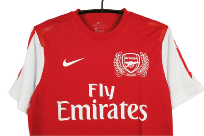 https://cdn.shopify.com/s/files/1/0826/7228/8075/files/20112012-arsenal-fly-emirates-home-retro-kit-classickits433-360845.webp?v=1741198348