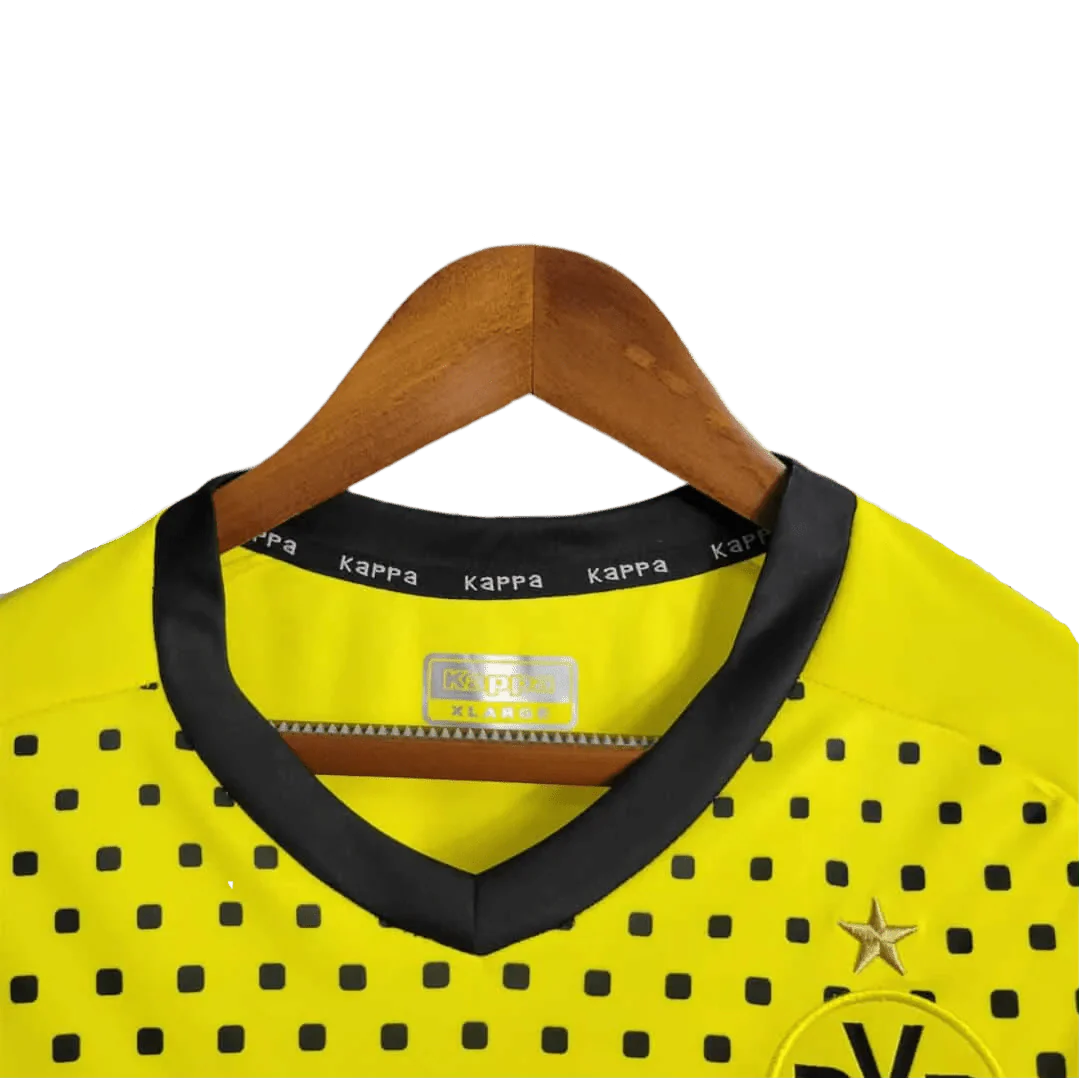 https://cdn.shopify.com/s/files/1/0826/7228/8075/files/20112012-borussia-dortmund-evonic-home-retro-kit-classickits433-348631.webp?v=1741197747