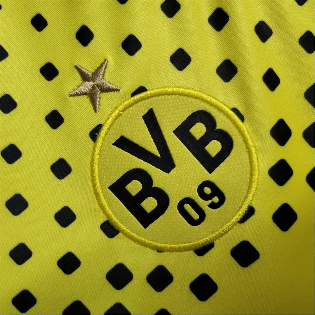 https://cdn.shopify.com/s/files/1/0826/7228/8075/files/20112012-borussia-dortmund-evonic-home-retro-kit-classickits433-555571.webp?v=1741197747
