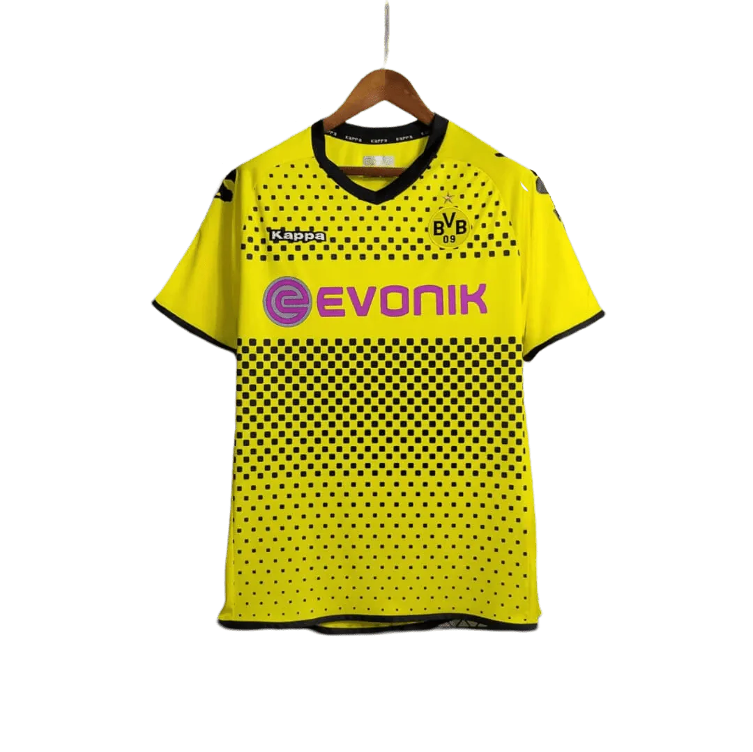 https://cdn.shopify.com/s/files/1/0826/7228/8075/files/20112012-borussia-dortmund-evonic-home-retro-kit-classickits433-802902.webp?v=1741197748