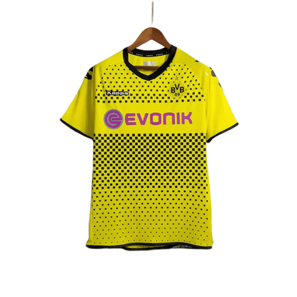 https://cdn.shopify.com/s/files/1/0826/7228/8075/files/20112012-borussia-dortmund-evonic-home-retro-kit-classickits433-802902.webp?v=1741197748
