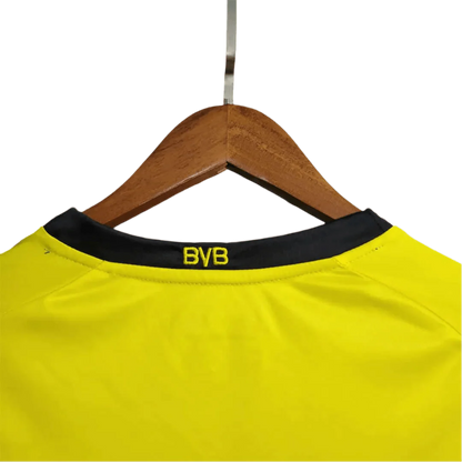 https://cdn.shopify.com/s/files/1/0826/7228/8075/files/20112012-borussia-dortmund-evonic-home-retro-kit-classickits433-803590.webp?v=1741197745