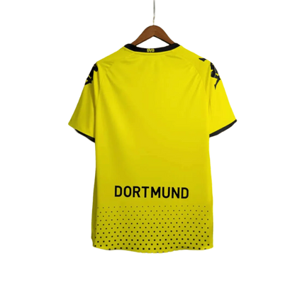https://cdn.shopify.com/s/files/1/0826/7228/8075/files/20112012-borussia-dortmund-evonic-home-retro-kit-classickits433-887124.webp?v=1741197747