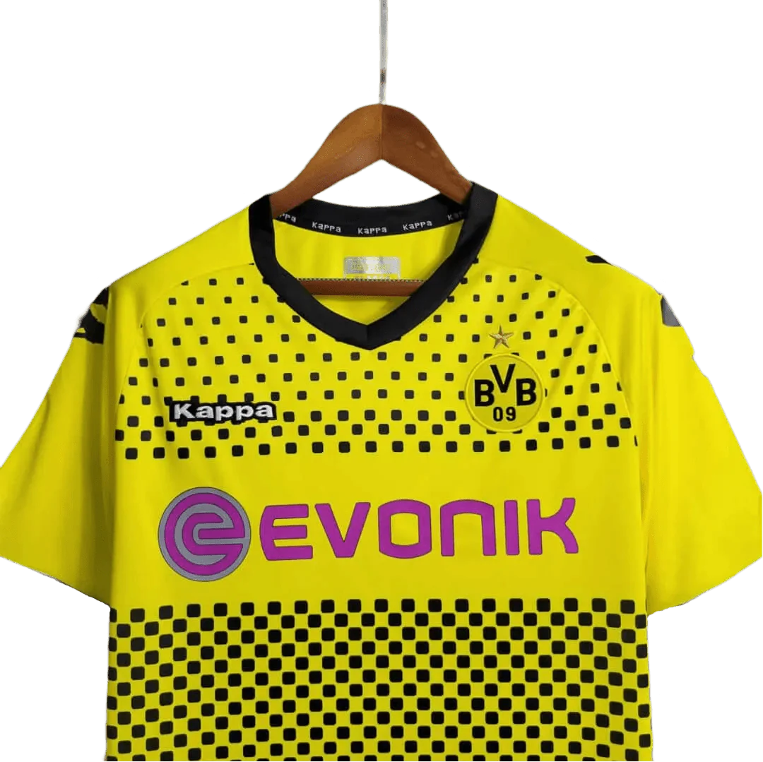 https://cdn.shopify.com/s/files/1/0826/7228/8075/files/20112012-borussia-dortmund-evonic-home-retro-kit-classickits433-936353.webp?v=1741197745