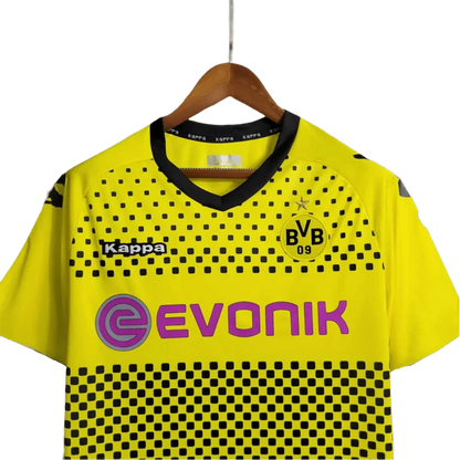 https://cdn.shopify.com/s/files/1/0826/7228/8075/files/20112012-borussia-dortmund-evonic-home-retro-kit-classickits433-936353.webp?v=1741197745