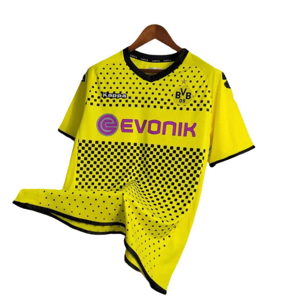 https://cdn.shopify.com/s/files/1/0826/7228/8075/files/20112012-borussia-dortmund-evonic-home-retro-kit-classickits433-986661.webp?v=1741197747