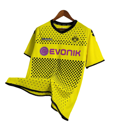 https://cdn.shopify.com/s/files/1/0826/7228/8075/files/20112012-borussia-dortmund-evonic-home-retro-kit-classickits433-986661.webp?v=1741197747