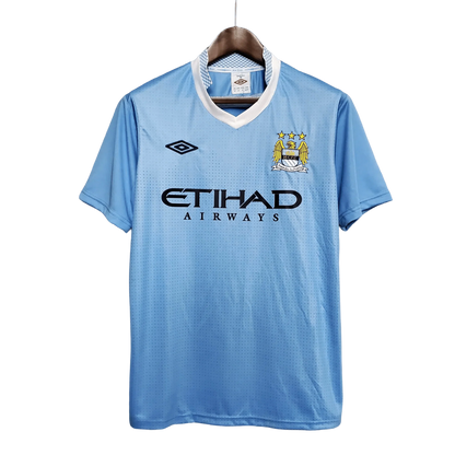 https://cdn.shopify.com/s/files/1/0826/7228/8075/files/20112012-manchester-city-etihad-airways-home-retro-kit-classickits43-219536.webp?v=1741198295