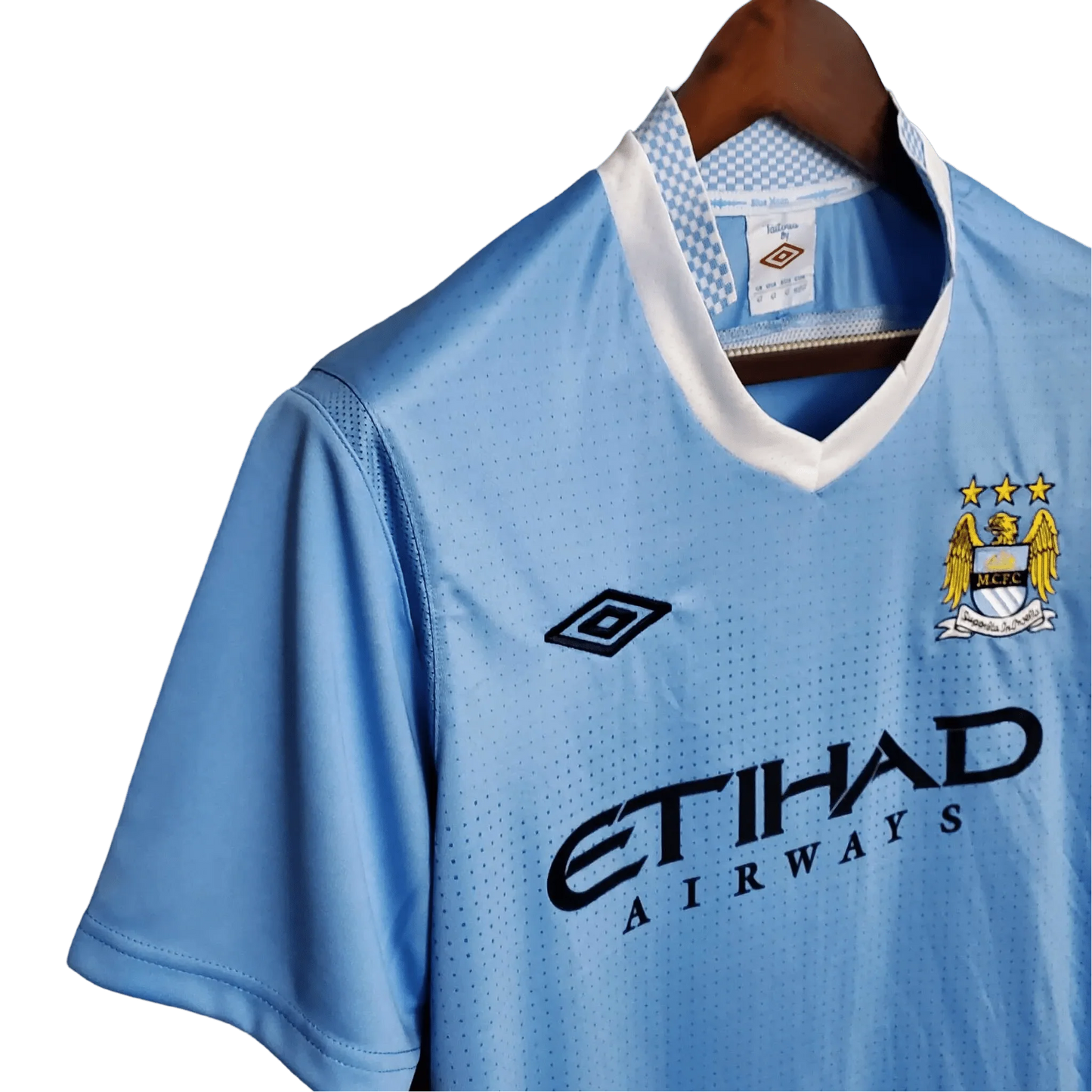 https://cdn.shopify.com/s/files/1/0826/7228/8075/files/20112012-manchester-city-etihad-airways-home-retro-kit-classickits43-415800.webp?v=1741198296