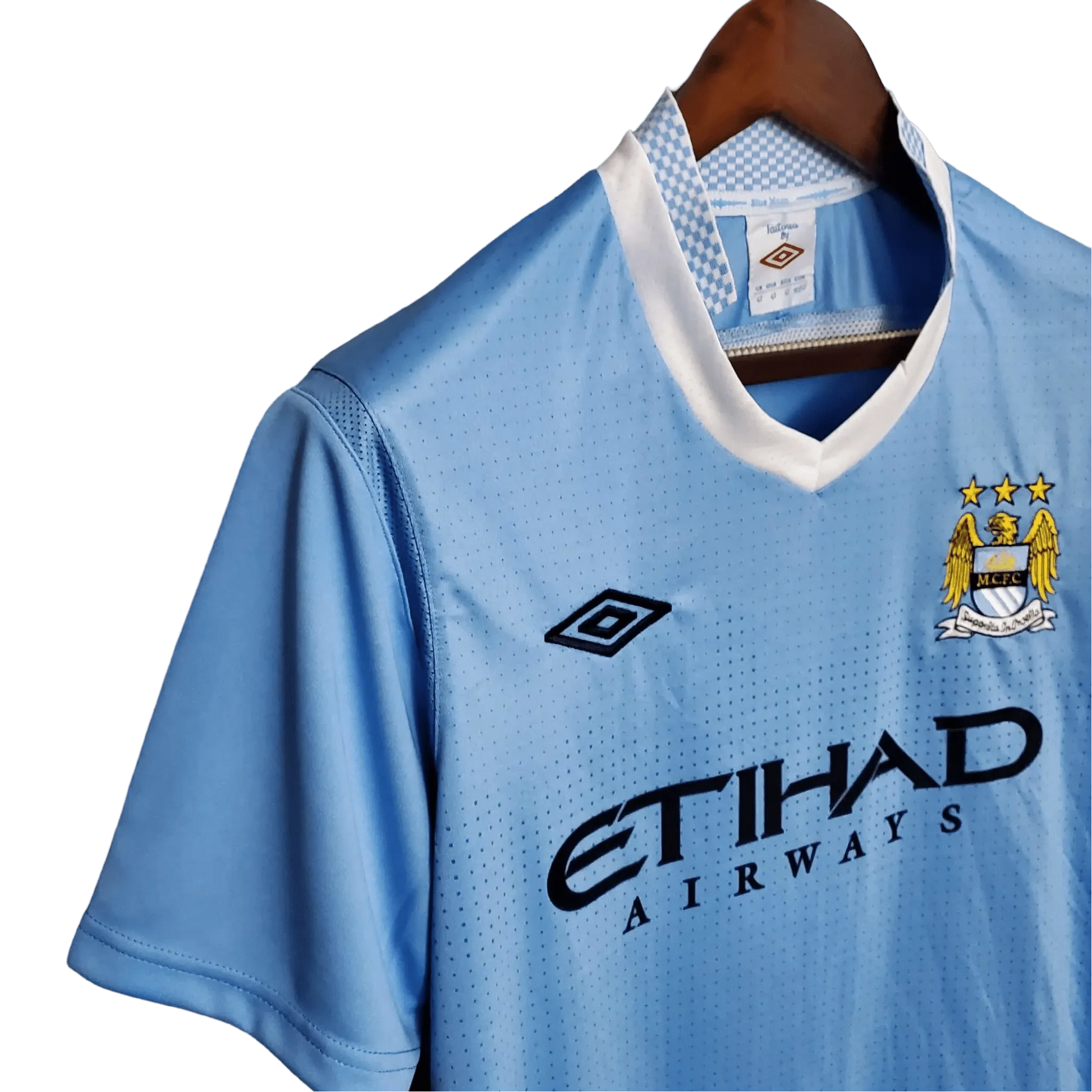 https://cdn.shopify.com/s/files/1/0826/7228/8075/files/20112012-manchester-city-etihad-airways-home-retro-kit-classickits43-415800.webp?v=1741198296