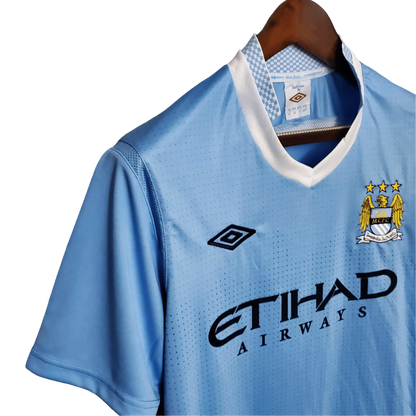 https://cdn.shopify.com/s/files/1/0826/7228/8075/files/20112012-manchester-city-etihad-airways-home-retro-kit-classickits43-415800.webp?v=1741198296