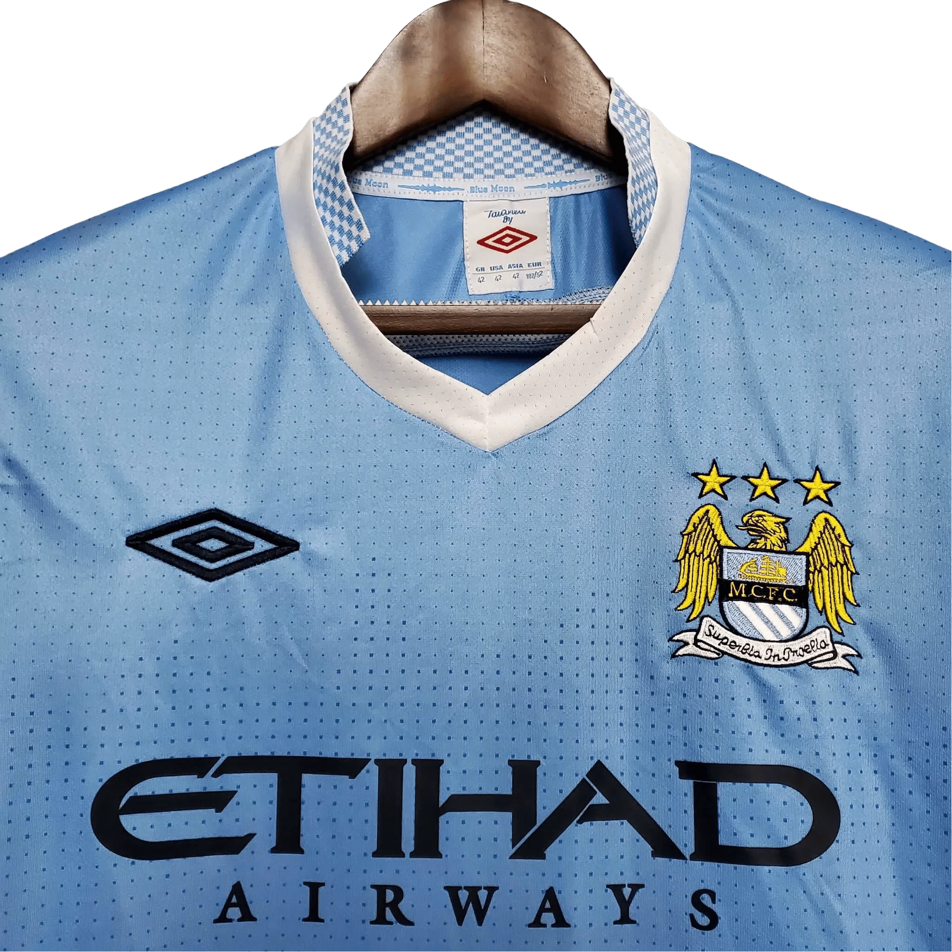 https://cdn.shopify.com/s/files/1/0826/7228/8075/files/20112012-manchester-city-etihad-airways-home-retro-kit-classickits43-538107.webp?v=1741198297