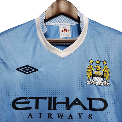 https://cdn.shopify.com/s/files/1/0826/7228/8075/files/20112012-manchester-city-etihad-airways-home-retro-kit-classickits43-538107.webp?v=1741198297