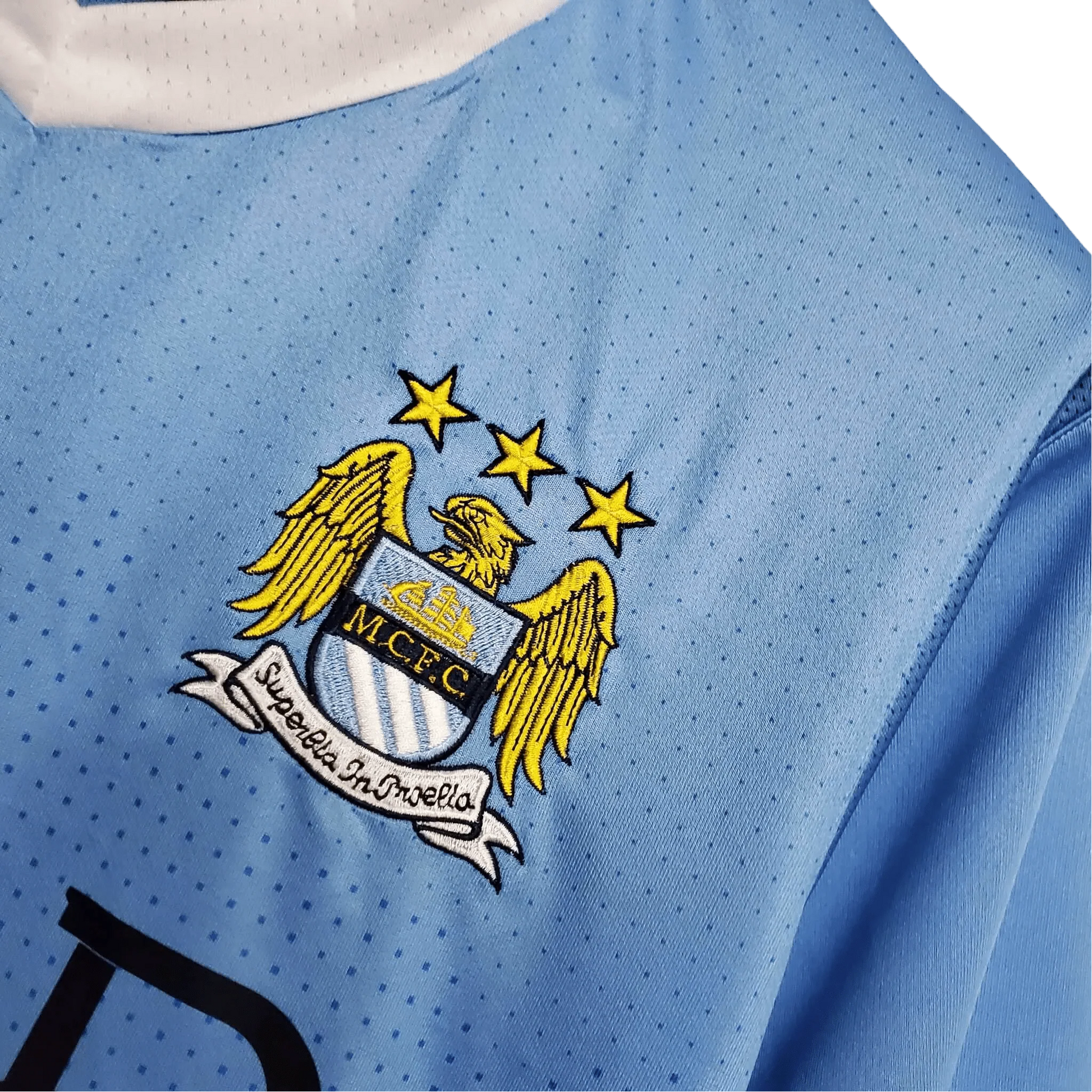 https://cdn.shopify.com/s/files/1/0826/7228/8075/files/20112012-manchester-city-etihad-airways-home-retro-kit-classickits43-917559.webp?v=1741198295