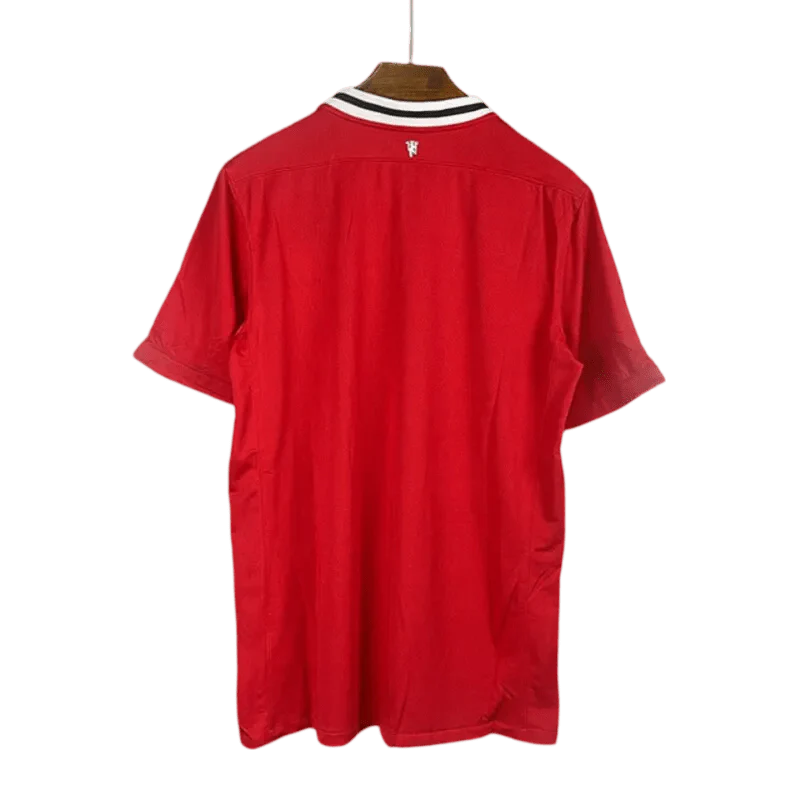 https://cdn.shopify.com/s/files/1/0826/7228/8075/files/20112012-manchester-united-aon-home-retro-kit-classickits433-207198.webp?v=1741197544