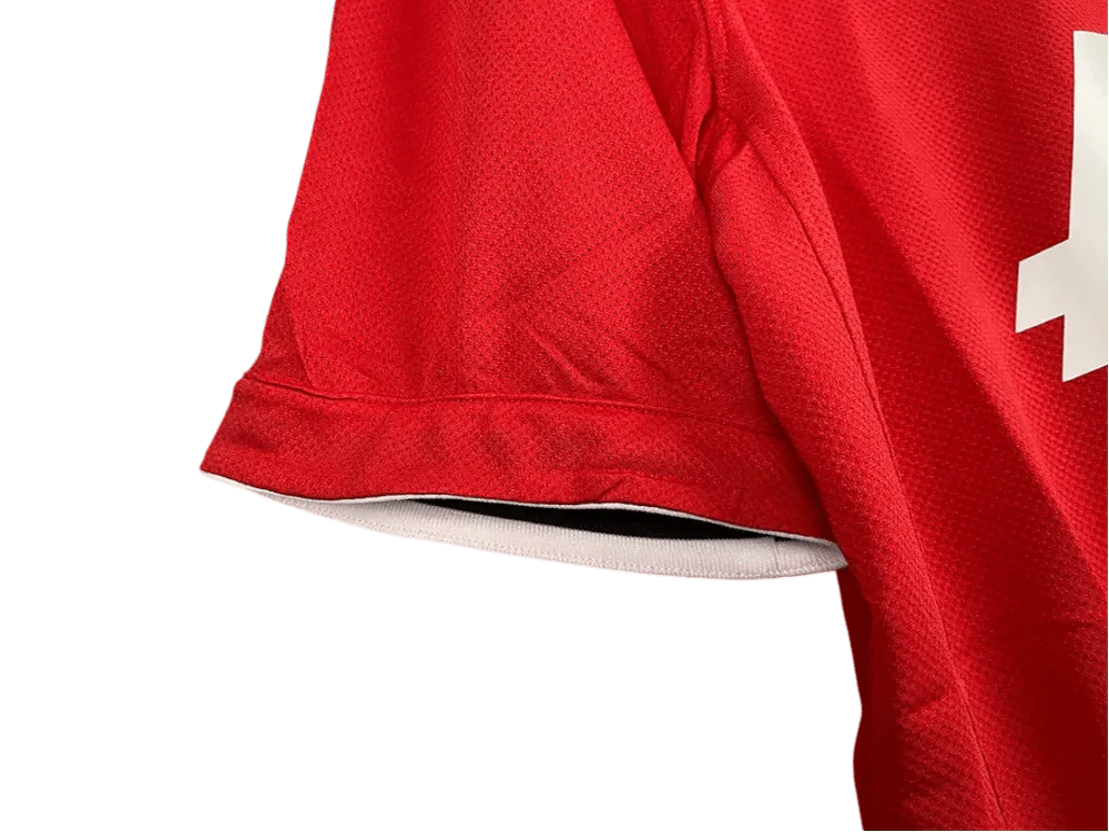 https://cdn.shopify.com/s/files/1/0826/7228/8075/files/20112012-manchester-united-aon-home-retro-kit-classickits433-304304.webp?v=1741197544
