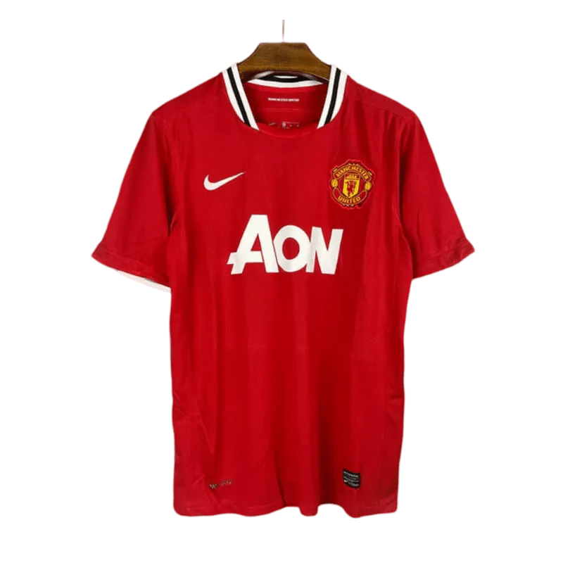 https://cdn.shopify.com/s/files/1/0826/7228/8075/files/20112012-manchester-united-aon-home-retro-kit-classickits433-321370.webp?v=1741197544