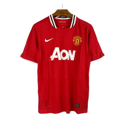https://cdn.shopify.com/s/files/1/0826/7228/8075/files/20112012-manchester-united-aon-home-retro-kit-classickits433-321370.webp?v=1741197544