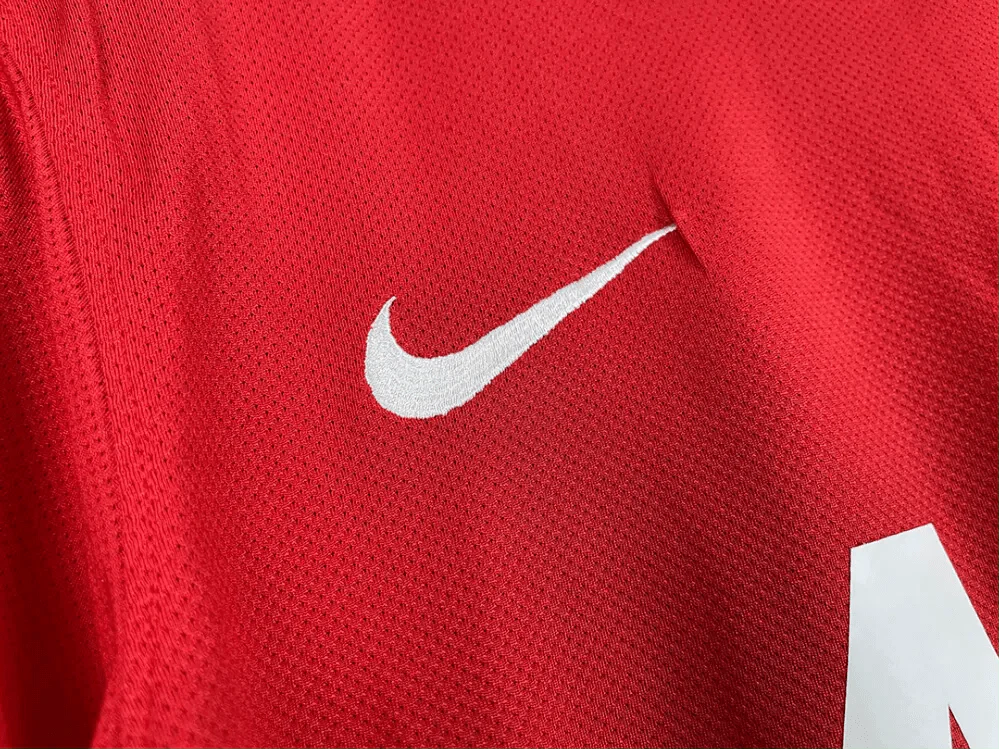 https://cdn.shopify.com/s/files/1/0826/7228/8075/files/20112012-manchester-united-aon-home-retro-kit-classickits433-508657.webp?v=1741197545