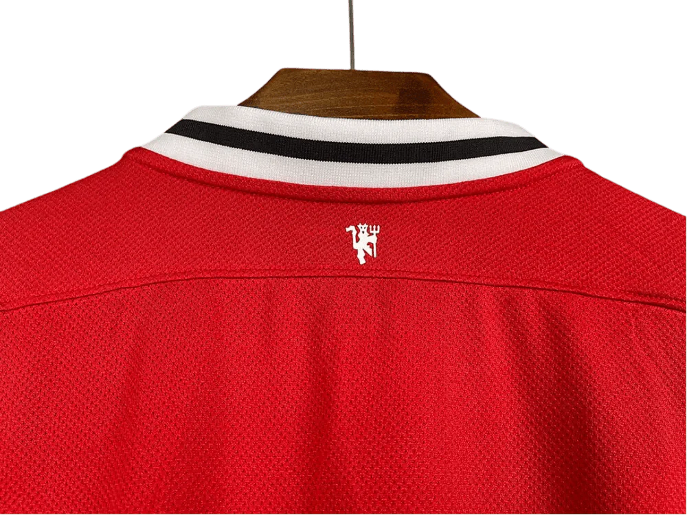 https://cdn.shopify.com/s/files/1/0826/7228/8075/files/20112012-manchester-united-aon-home-retro-kit-classickits433-521676.webp?v=1741197543