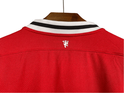 https://cdn.shopify.com/s/files/1/0826/7228/8075/files/20112012-manchester-united-aon-home-retro-kit-classickits433-521676.webp?v=1741197543