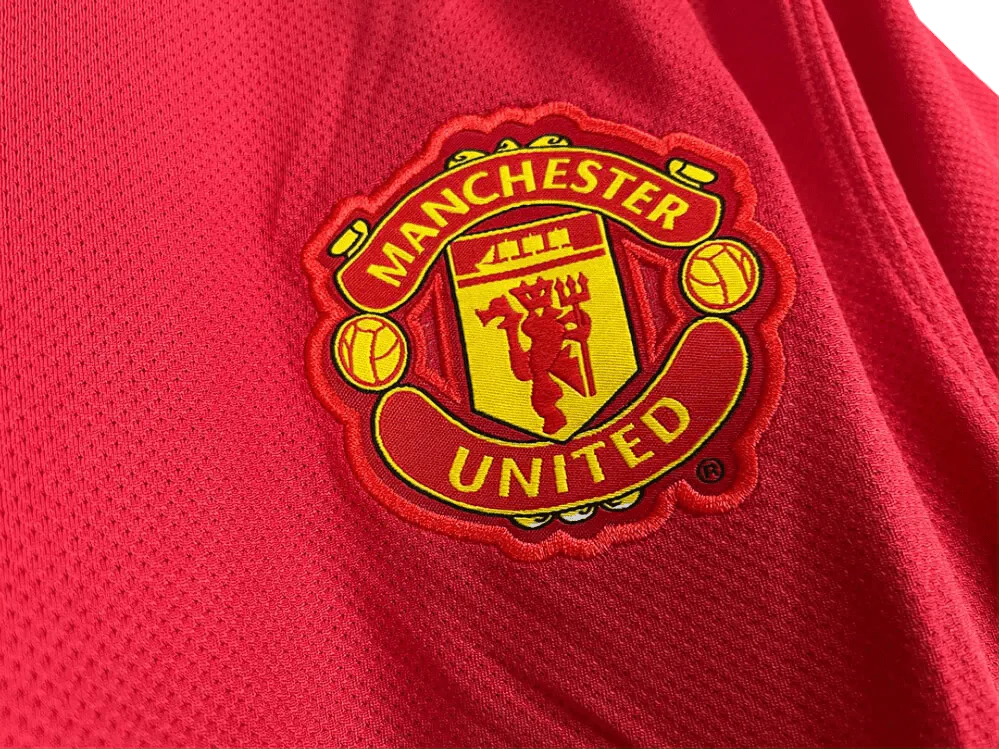 https://cdn.shopify.com/s/files/1/0826/7228/8075/files/20112012-manchester-united-aon-home-retro-kit-classickits433-730620.webp?v=1741197546
