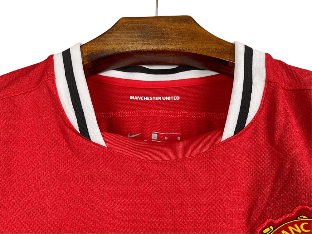 https://cdn.shopify.com/s/files/1/0826/7228/8075/files/20112012-manchester-united-aon-home-retro-kit-classickits433-738906.webp?v=1741197543
