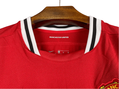 https://cdn.shopify.com/s/files/1/0826/7228/8075/files/20112012-manchester-united-aon-home-retro-kit-classickits433-738906.webp?v=1741197543