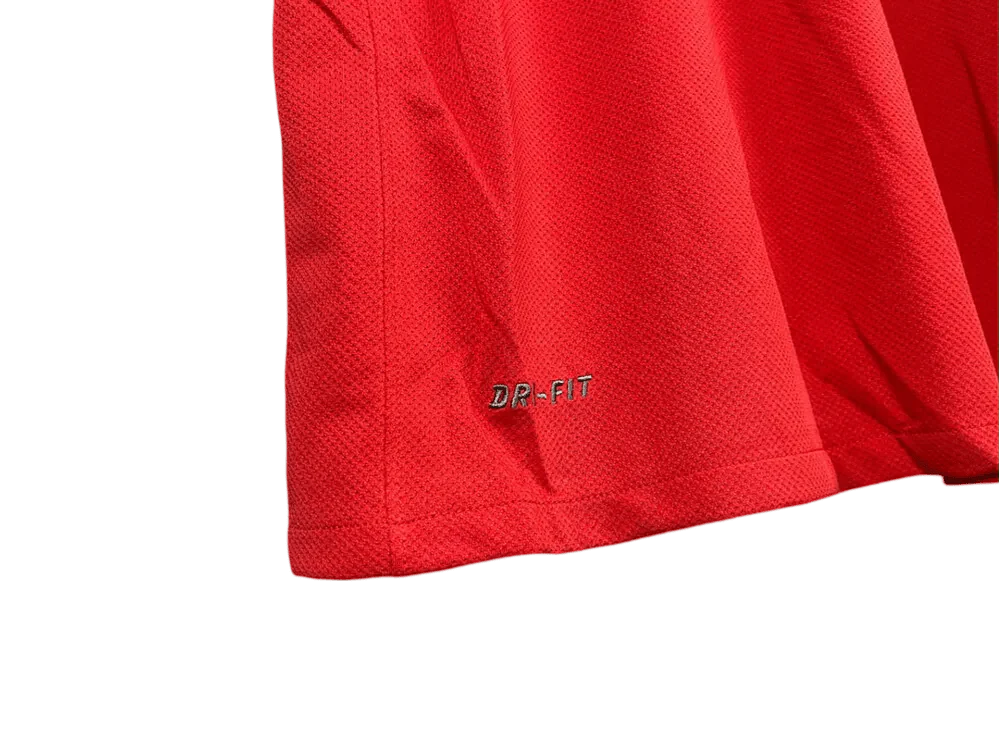 https://cdn.shopify.com/s/files/1/0826/7228/8075/files/20112012-manchester-united-aon-home-retro-kit-classickits433-935804.webp?v=1741197543