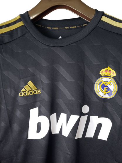 https://cdn.shopify.com/s/files/1/0826/7228/8075/files/20112012-real-madrid-bwin-away-retro-kit-long-sleeve-967724.webp?v=1741197457