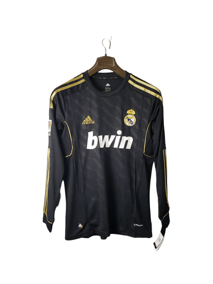 https://cdn.shopify.com/s/files/1/0826/7228/8075/files/20112012-real-madrid-bwin-away-retro-kit-long-sleeve-977558.webp?v=1741197455