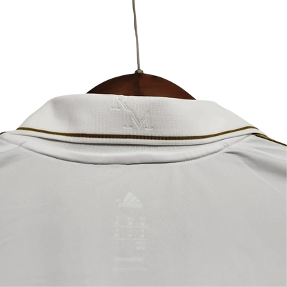 https://cdn.shopify.com/s/files/1/0826/7228/8075/files/20112012-real-madrid-bwin-home-retro-kit-long-sleeve-506286.webp?v=1741197495