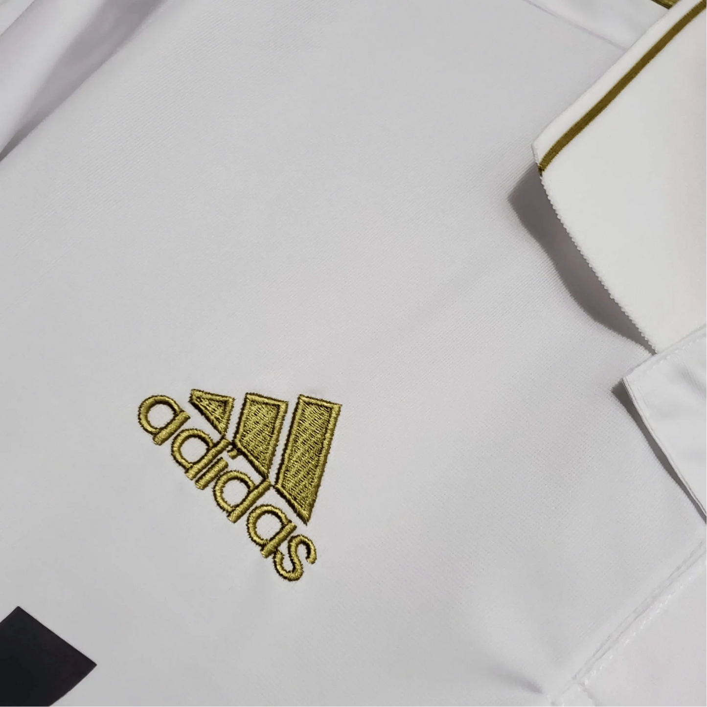 https://cdn.shopify.com/s/files/1/0826/7228/8075/files/20112012-real-madrid-bwin-home-retro-kit-long-sleeve-623937.webp?v=1741197493