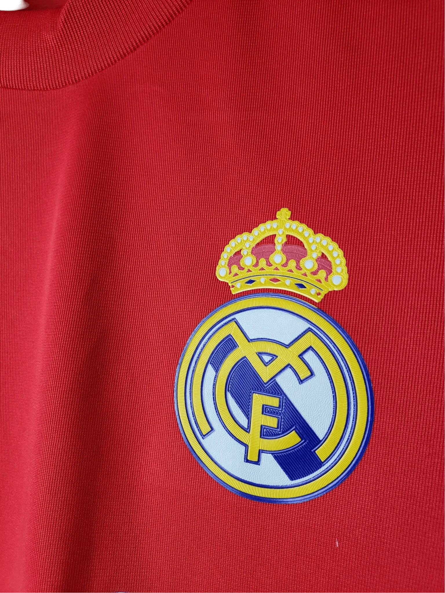 https://cdn.shopify.com/s/files/1/0826/7228/8075/files/20112012-real-madrid-bwin-third-retro-kit-long-sleeve-196714.webp?v=1741197462